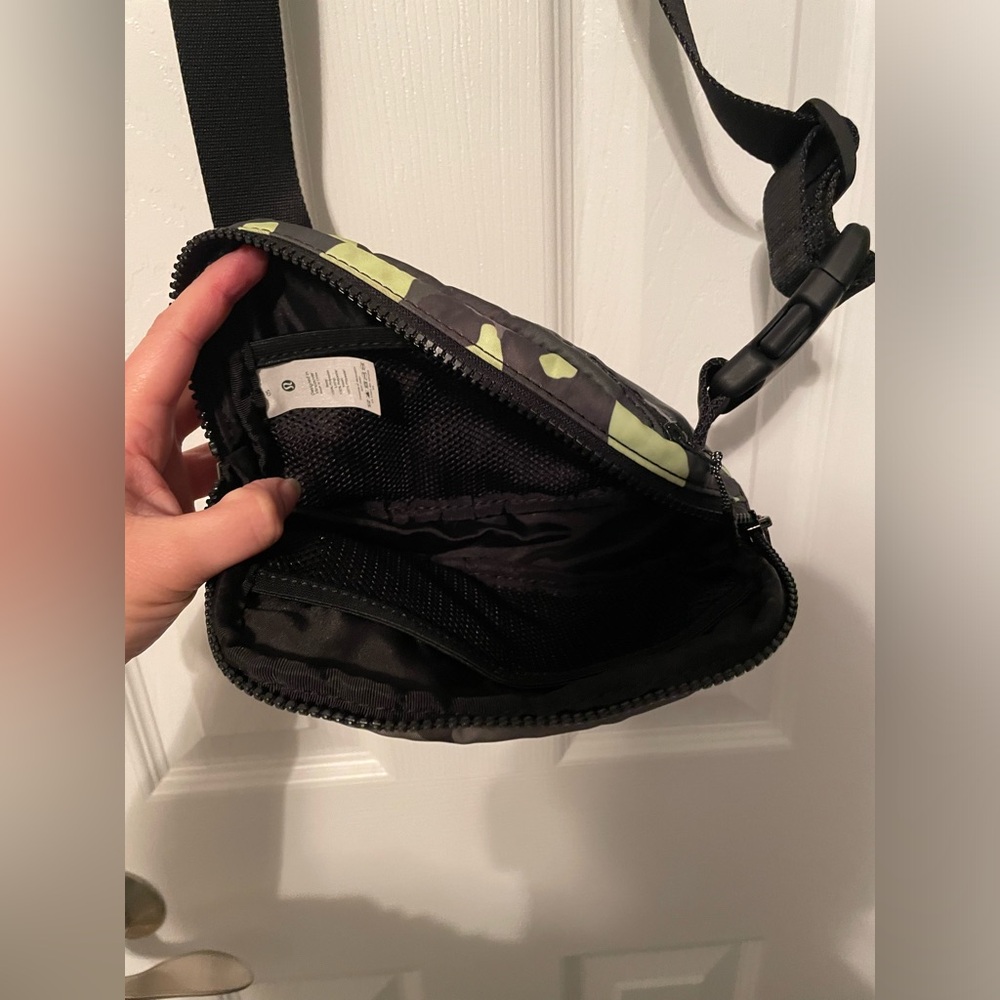 Lululemon Everywhere Belt Bag 1L - Picture 5 of 9